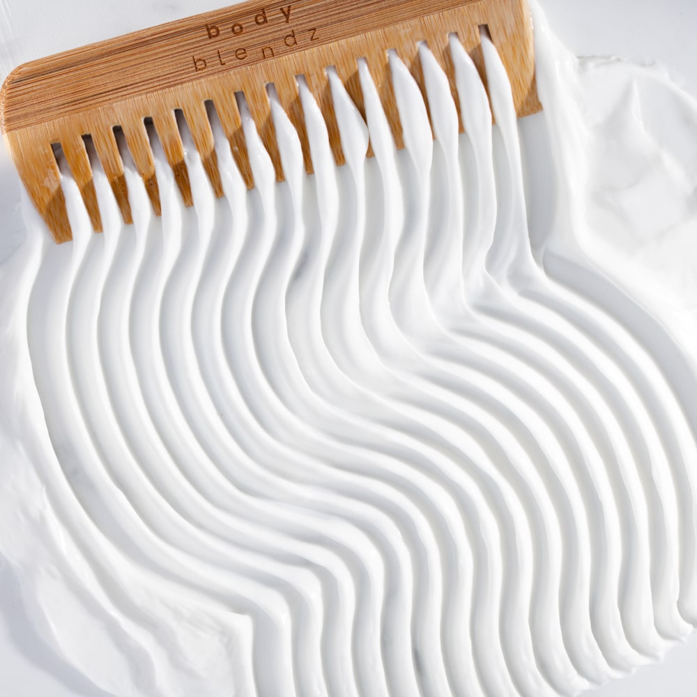 body-blendz-bamboo-comb_model-03-min