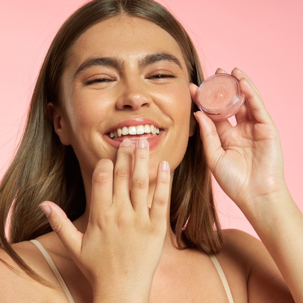 body-blendz-lip-scrub_model-03-min